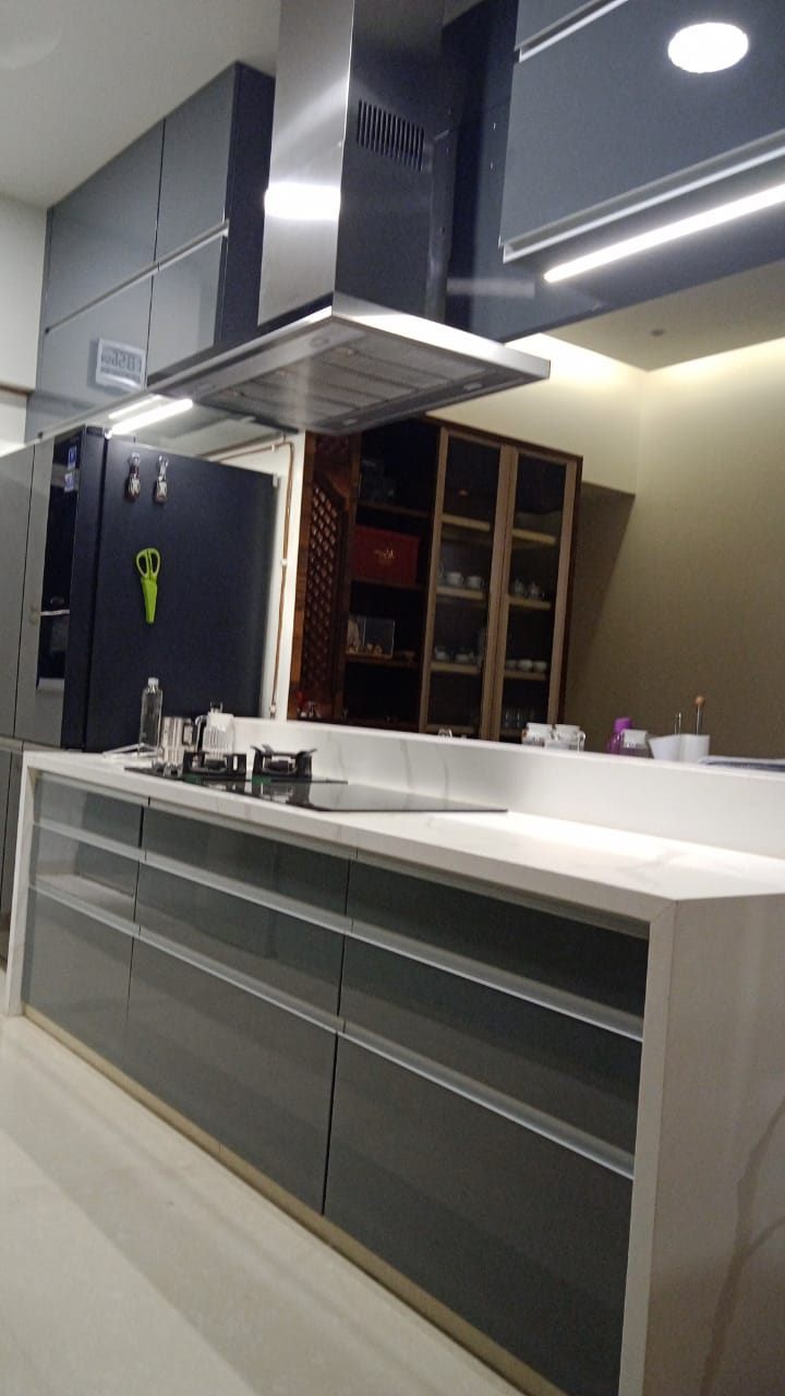 Grey PU-paint island kitchen with a chimney over the island hob