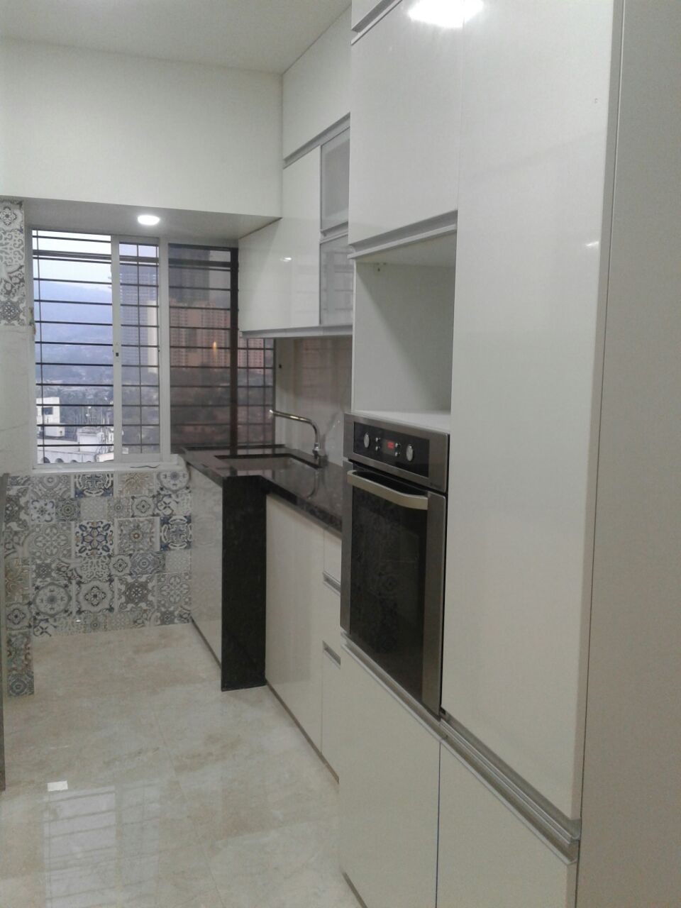 Built-in oven in white laminate base units